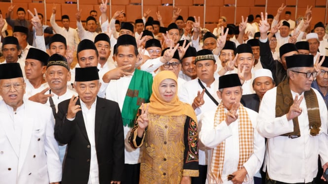 Calon gubernur Jawa Timur Khofifah Indar Parawansa (tengah)