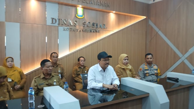 Mensos Saifullah Yusuf bersama aparat Pemkot Tangerang saat konferensi pers kasus dugaan tindakan asusila di salah satu panti asuhan.