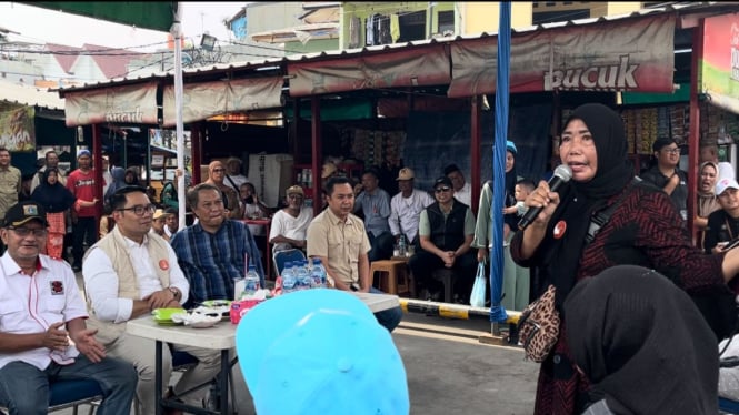 Ibu Rostina (50) melabrak cagub Jakarta nomor urut 01, Ridwan Kamil di Penjaringan, Jakarta Utara, Selasa, 8 Oktober 2024