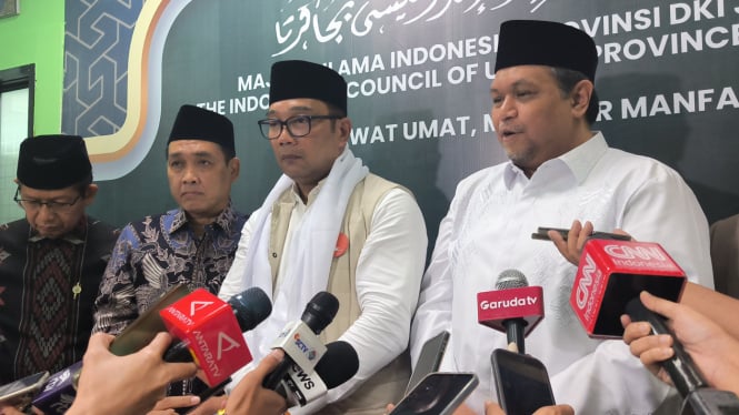 Cagub Jakarta nomor urut 01, Ridwan Kamil (tengah) di Jakarta Islamic Center, Jakarta Utara, Selasa, 8 Oktober 2024