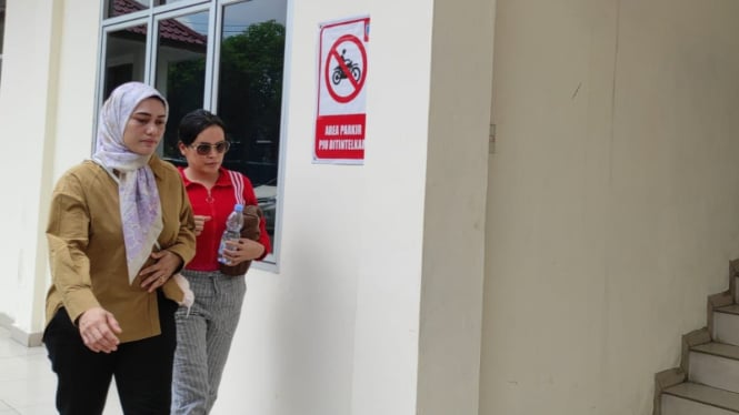 Irfan Satria Putra alias Ratu Entok saat diamankan petugas kepolisian Direktorat Reserse Siber Polda Sumut.