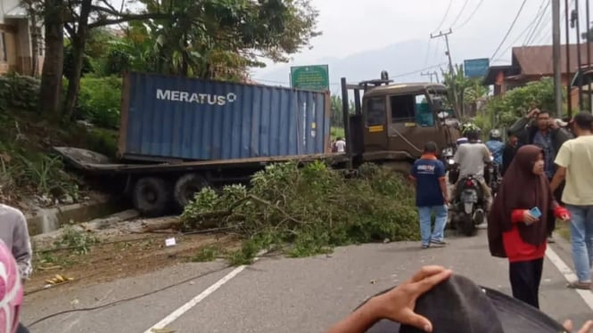 Kecelakaan beruntun terjadi di Jalan Lintas Padang- Bukitinggi 