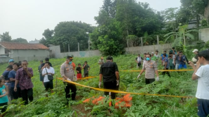 Polisi evaluasi mayat wanita hanya mengunakan rok dan bra di Bogor. VIVA/Muhammad AR