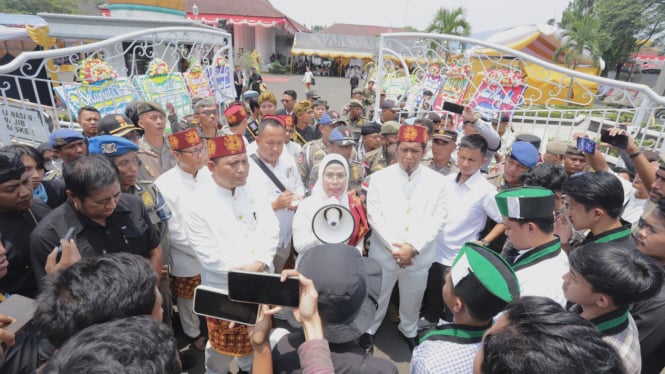 Bupati Serang Ratu Tatu Chasanah menemui mahasiswa yang berunjuk rasa