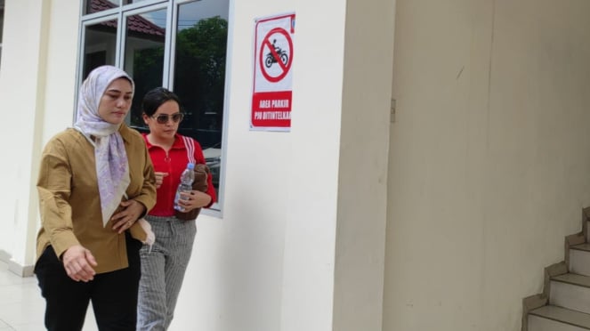 Irfan Satria Putra alias Ratu Entok (baju merah) saat diamankan petugas Polda Sumut.(B.S.Putra/VIVA)