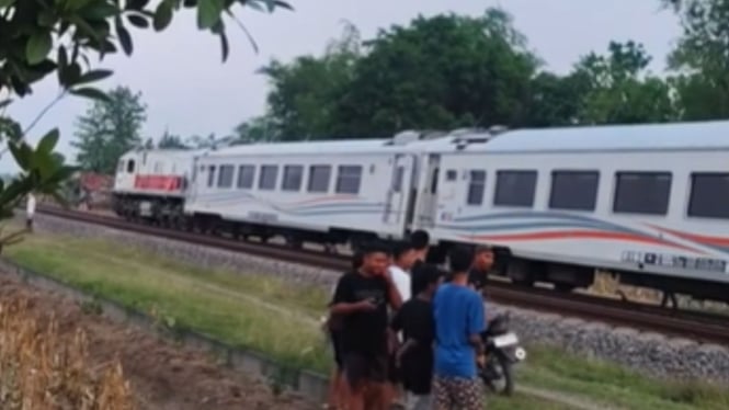 Kereta api berhenti saat ada rel yang terputus di Blora, Jawa Tengah