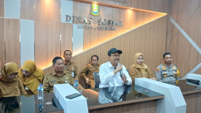 Menteri Sosial Saifullah Yusuf dan jajaran pejabat di Tangerang saat memberikan keterangan pers.