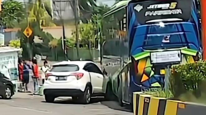 Una colisión entre un autobús y un coche