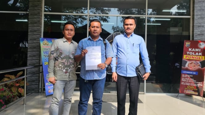 Tim Penasehat Hukum Masinton Pasaribu, saat membuat laporan ke Polda Sumut.(istimewa/VIVA)