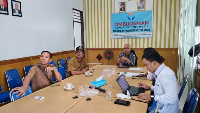 Ombudsman RI Perwakilan Provinsi Sumatera Utara, saat melakukan pemeriksaan guru-guru SMP Negeri 1 STM Hilir, Kabupaten Deliserdang.(istimewa/VIVA)