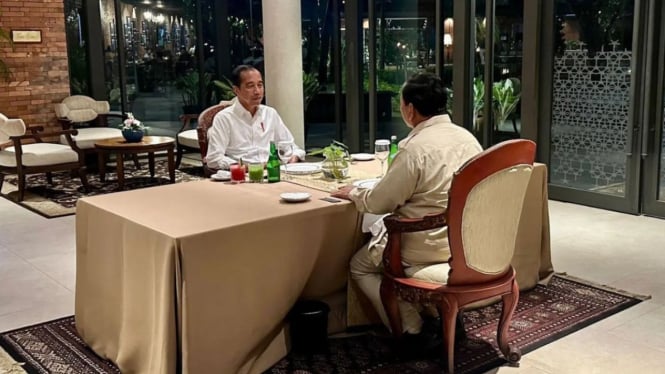 Presiden RI Joko Widodo (Jokowi) makan malam bersama Presiden RI terpilih periode 2024-2029, Prabowo Subianto di kawasan GBK, Senayan, Jakarta Pusat (sumber: Instagram @jokowi)