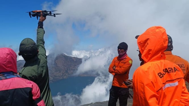 Tim SAR menerjunkan drone thermal untuk mencari pendaki asal Jakarta yang hilang di Rinjani (SAR Mataram)