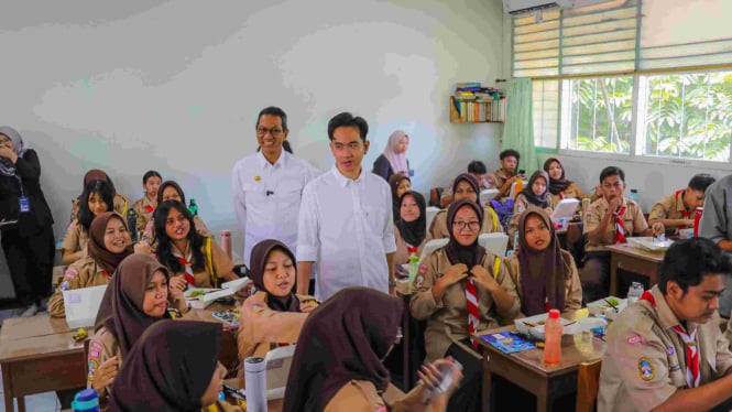 Pj Gubernur Jakarta, Heru Budi bersama Wapres RI terpilih periode 2024-2029, Gibran Rakabuming Raka meninjau uji coba makan bergizi gratis di SMAN 70, Kebayoran Baru, Jakarta Selatan, Rabu, 9 Oktober 2024 (sumber foto: Pemprov DKI)