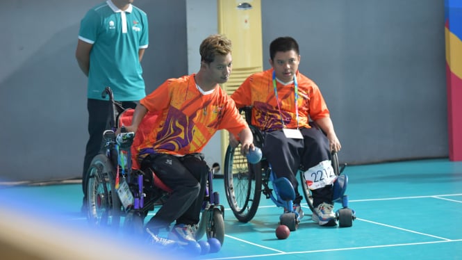 Atlet boccia DK Jakarta Oki Al Imron (kiri)  di Peparnas 2024