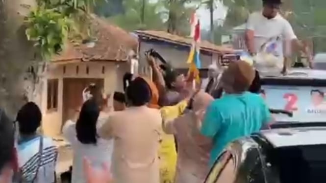 Viral video seseorang menyebar uang di Pandeglang