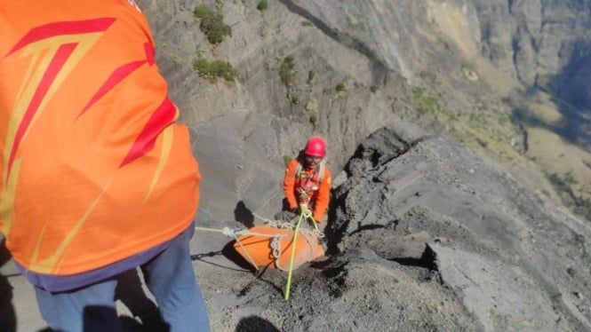 Tim SAR mengevakuasi jenazah pendaki yang jatuh di Gunung Rinjani (SAR Mataram)