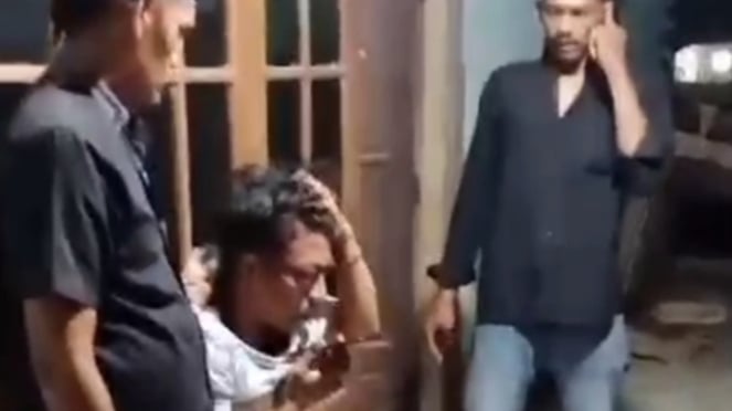 Warga Gerebek Pria Diduga Selingkuh di Bangkalan.
