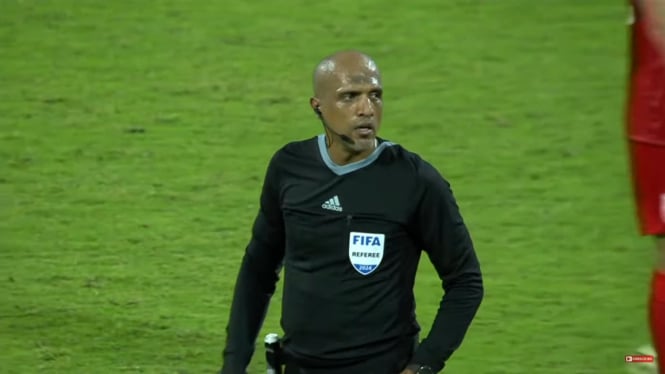 wasit Ahmed Al Kaf yang memimpin laga Bahrain vs Timnas Indonesia