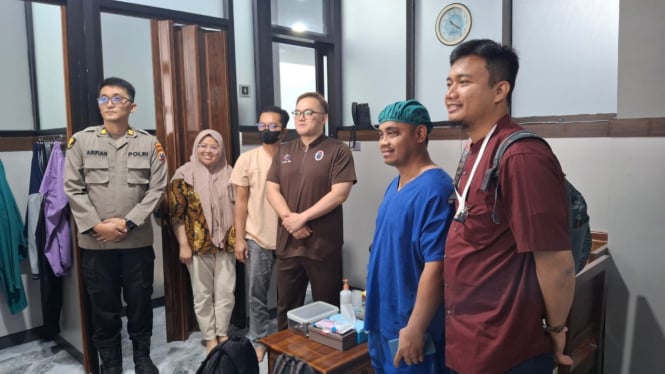 Tim dokter pengangkatan proyektil ke korban penembakan di Kota Batu