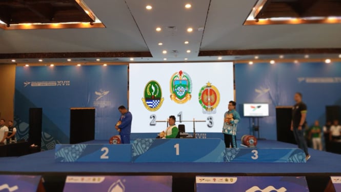 Tambi Sibarani mempersembahkan medali emas di Peparnas Tahun 2024, di Kota Solo.(dok NPC Sumut)