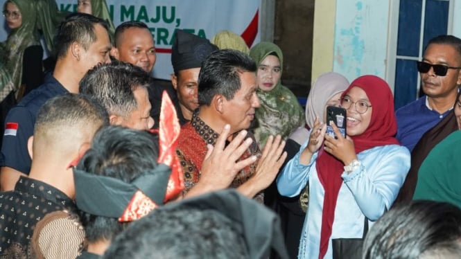 Cagub Kepri nomor urut 1 Ansar Ahmad bersama warga.