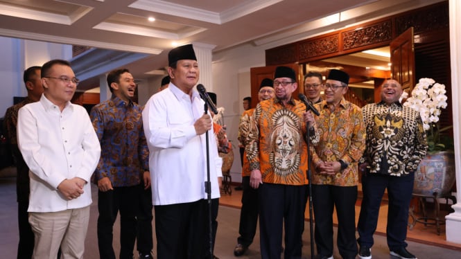 Presiden RI terpilih periode 2024-2029 sekaligus Ketua Umum Partai Gerindra, Prabowo Subianto menerima kedatangan beberapa elite PKS di kediamannya di Jalan Kertanegara IV, Jakarta Selatan (sumber: Tim Media Prabowo)