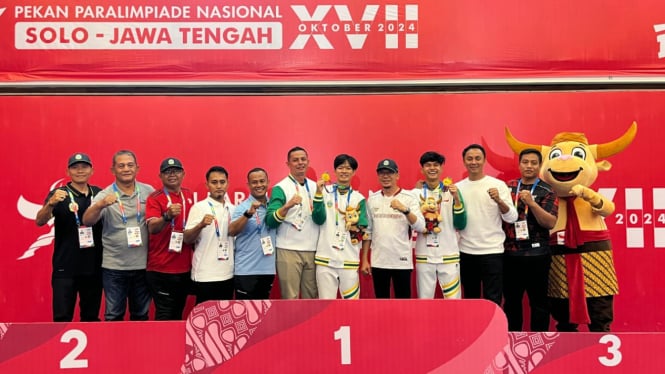 Atlet taekwondo Sumut mempersembahkan medali emas Peparnas XVII Tahun 2024, di Kota Solo.(dok NPC Sumut)