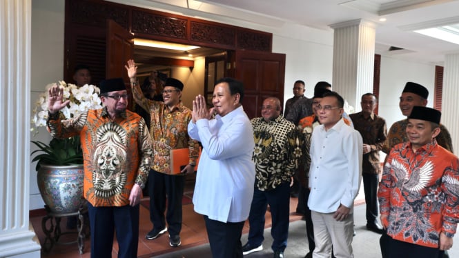 Presiden RI terpilih periode 2024-2029 Prabowo Subianto saat menyambut kedatangan elite PKS di kediamannya di Jalan Kertanegara IV, Jakarta Selatan (sumber: Tim Media Prabowo) 