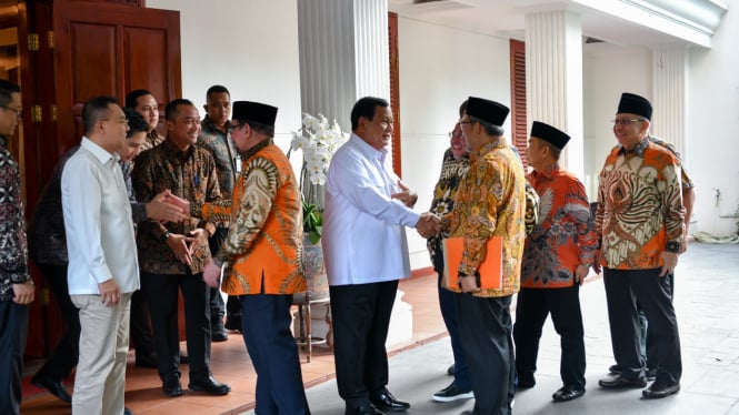 Ketua Majelis Syuro PKS Salim Segaf Al-Jufri bersama beberapa elite PKS mendatangi Presiden RI terpilih periode 2024-2029 Prabowo Subianto di kediamannya di Jalan Kertanegara IV, Jakarta Selatan (sumber: Tim Media Prabowo)