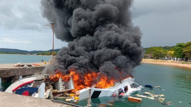 Speedboat rombongan Calon Gubernur Maluku Utara nomor urut 4, Benny Laos.