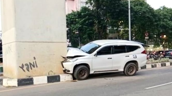 Pajero Sport tabrak tiang LRT di Palembang