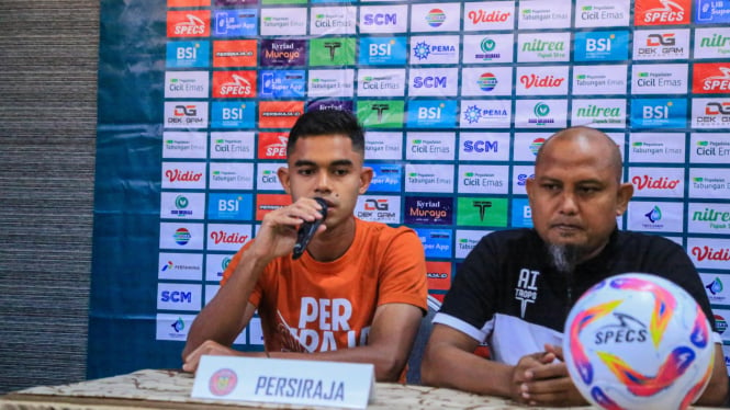 Pelatih Persiraja Akhyar Ilyas didampingi pemain Miftahul Hamdi saat jumpa pers jelang laga lawan PSPS. (dok. IST)