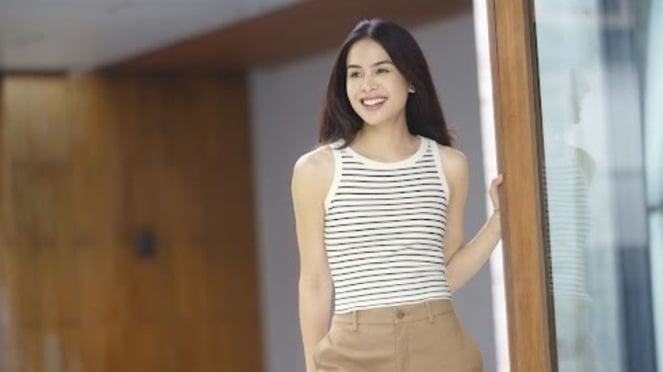 Maudy Ayunda usa sutiã Uniqlo