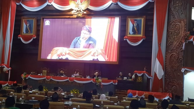 Rocky Gerung orasi di kantor DPRD Jatim di Surabaya.