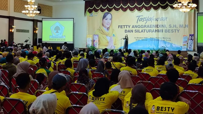 Fetty Anggraenidini, caleg terpilih dari Partai Golkar untuk DPRD Jawa Barat, menggelar acara syukuran dan silaturahmi Besty (Barisan Sukarelawan Teh Fetty), di Hotel Brajamustika, Kota Bogor, Jawa Barat, Sabtu 12 Oktober 2024.