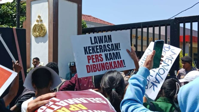 Aksi demo mahasiswa di Mapolda NTT menentang tindakan kekerasan terhadap pers