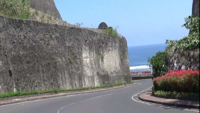 Suasana jalan menuju Pantai Pandawa, Kuta Selatan, Badung, Bali.