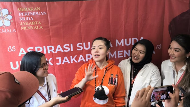 Ketua Bidang Pemuda Tim Pemenangan Pramono Anung-Rano Karno, Tina Toon