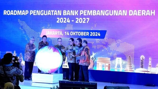 Jajaran Dewan Komisioner OJK bersama Perwakilan Kementerian Dalam Negeri, di acara 'Roadmap Penguatan Bank Pembangunan Daerah 2024-2027', di Jakarta Pusat, Senin, 14 Oktober 2024