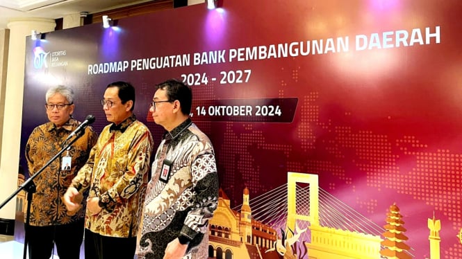 Kepala Eksekutif Pengawas Perbankan Otoritas Jasa Keuangan (OJK), Dian Ediana Rae, dalam konferensi pers di acara 'Roadmap Penguatan Bank Pembangunan Daerah 2024-2027', di kawasan Jakarta Pusat, Senin, 14 Oktober 2024