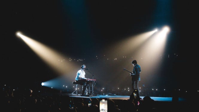 Satria The Monster dan LANY saat konser di jakarta