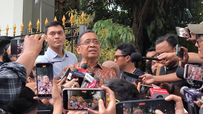 Mensesneg Pratikno di kediaman Prabowo Subianto di Jalan Kertanegara IV, Jakarta Selatan 