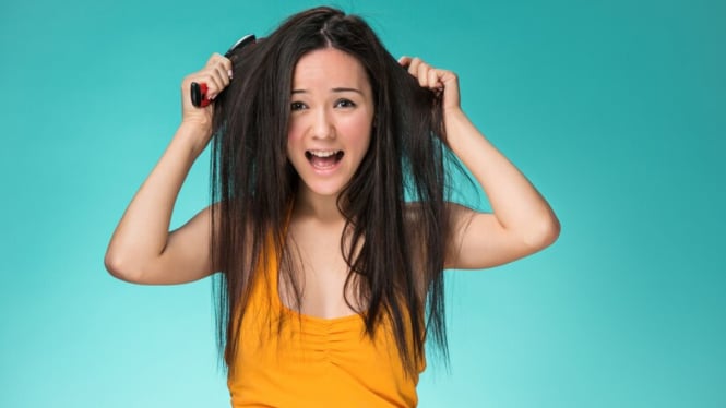 5 Tips Merawat Rambut Kering Agar Tetap Lembut dan Berkilau