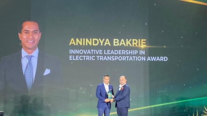 Anindya Bakrie dapat penghargaan 'Innovative Leadership in Electric Transportation Award'.