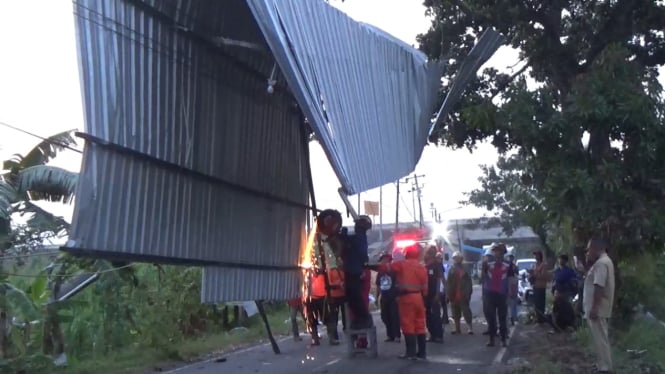 Atap bangunan roboh akibat hujan dan angin kencang terjang Klaten