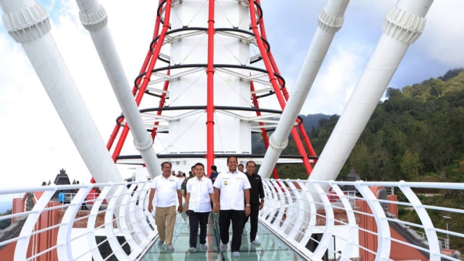 Pj.Gubernur Bali SM Mahendra Jaya saat mengunjungi Turyapada Tower.