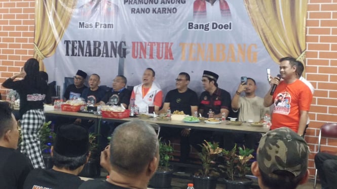 Ratusan warga Tanah Abang, Jakarta, berkonsolidasi dan mendeklarasikan dukungan bagi pasangan calon gubernur dan calon wakil gubernur Pramono Anung-Rano Karno di Jakarta, Senin, 14 Oktober 2024.