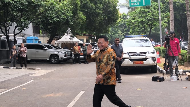 Eks KSAD Jenderal TNI (Purn) Dudung Abdurrachman merapat ke kediaman Presiden RI terpilih periode 2024-2029, Prabowo Subianto di Jalan Kertanegara IV, Jakarta Selatan