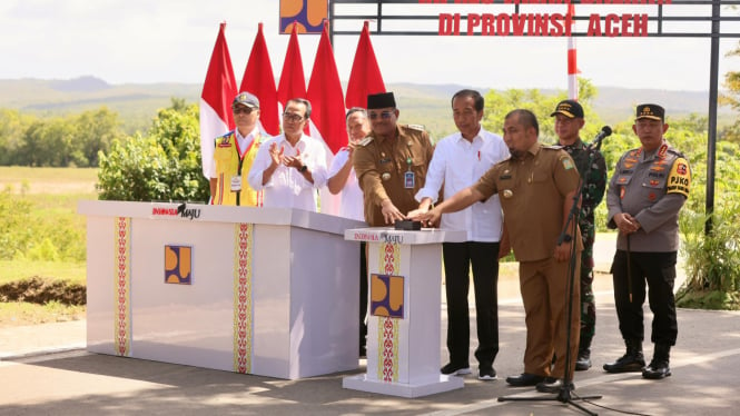 Jokowi meresmikan 24 ruas jalan dan jembatan di Aceh. (Dok. Istimewa)