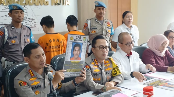 Kapolres Metro Tangerang Kota Kombes Pol Zain Dwi Nugroho menunjukam foto DPO Pelaku tindak asusila, Yandi Supriyadi